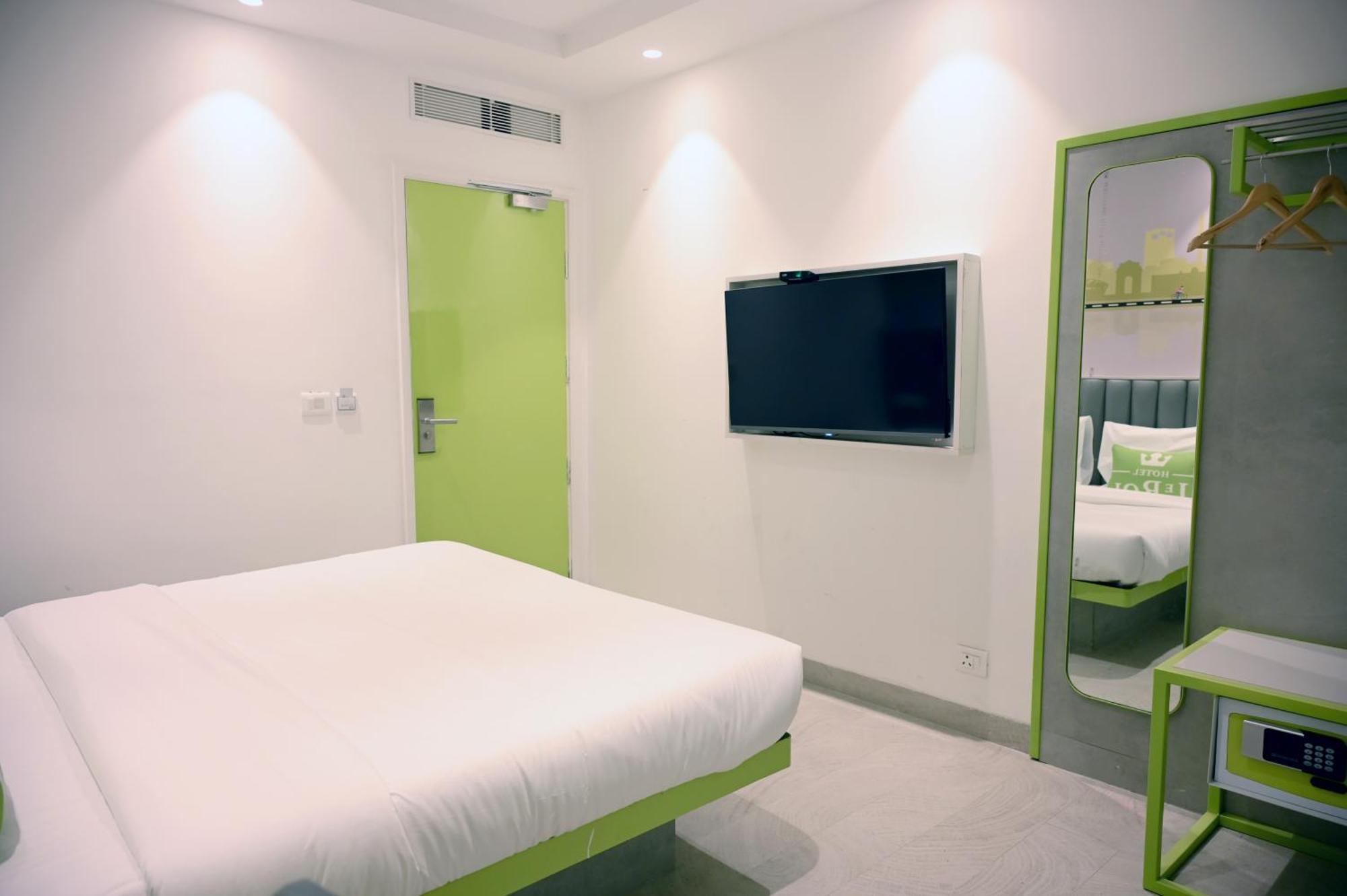 Hotel Le Roi Express Karol Bagh Delhi  Bagian luar foto