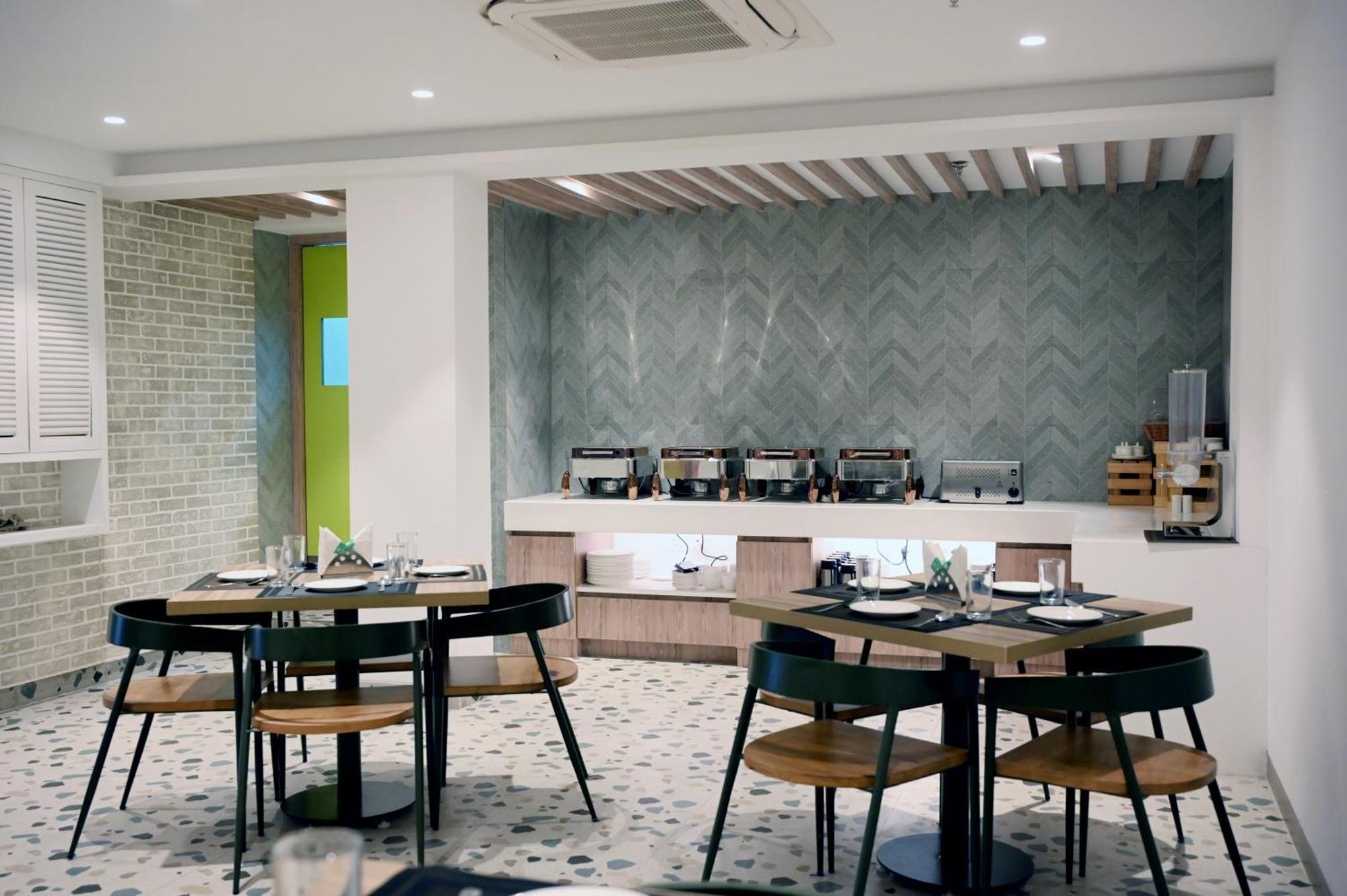 Hotel Le Roi Express Karol Bagh Delhi  Bagian luar foto